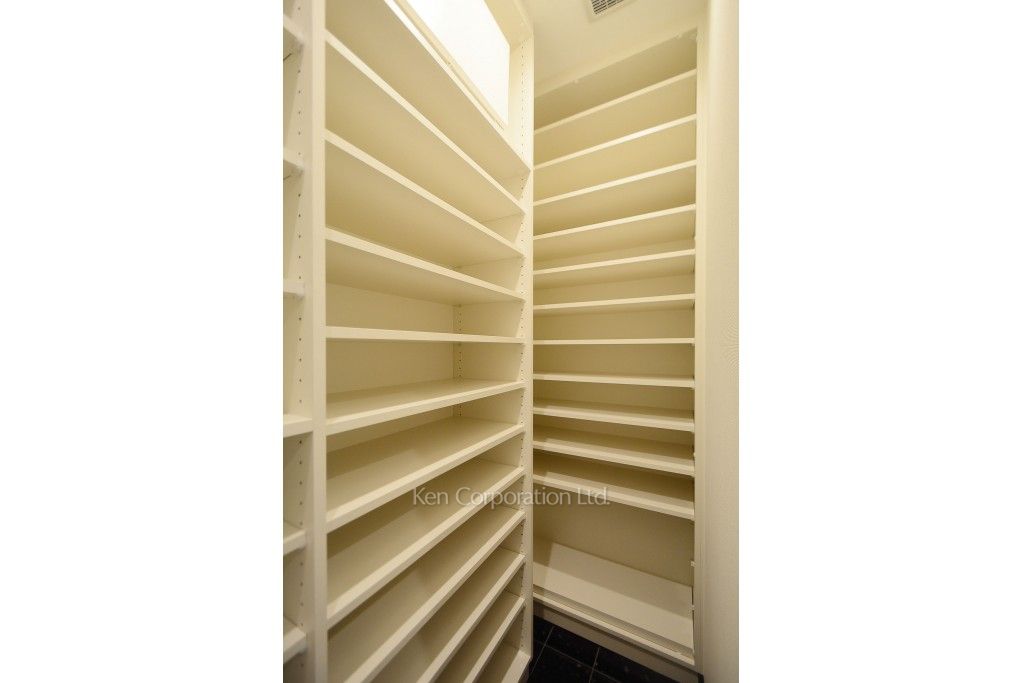 ラ・トゥール新宿ガーデンの写真 シューズインクローゼット ※37階の同じ間取タイプを撮影。仕様が異なることがあります。