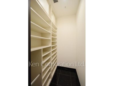 ラ・トゥール新宿ガーデンの写真 シューズインクローゼット ※37階の同じ間取タイプを撮影。仕様が異なることがあります。