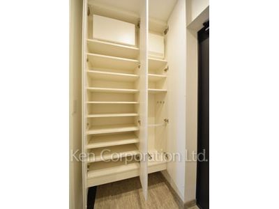 ラ・トゥール新宿ガーデンの写真 シューズクローゼット ※37階の同じ間取タイプを撮影。仕様が異なることがあります。