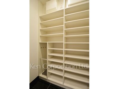 ラ・トゥール新宿ガーデンの写真 シューズインクローゼット ※37階の同じ間取タイプを撮影。仕様が異なることがあります。