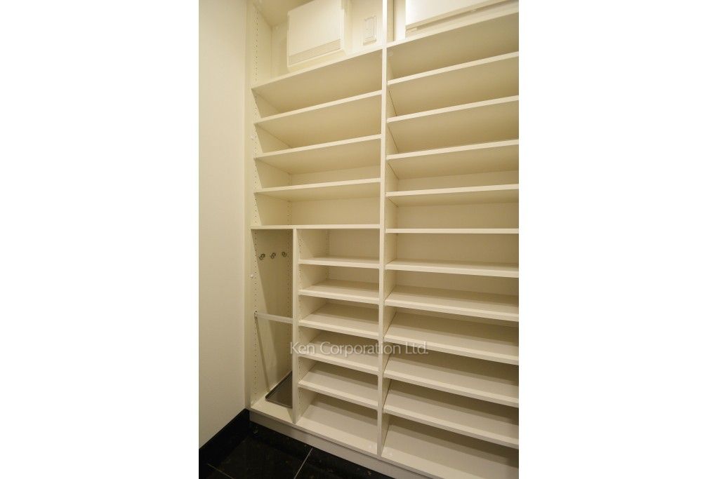 ラ・トゥール新宿ガーデンの写真 シューズインクローゼット ※37階の同じ間取タイプを撮影。仕様が異なることがあります。