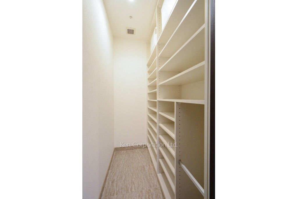 ラ・トゥール新宿ガーデンの写真 シューズインクローゼット ※37階の同じ間取タイプを撮影。仕様が異なることがあります。