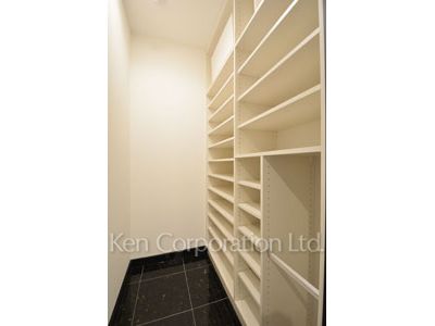 ラ・トゥール新宿ガーデンの写真 シューズインクローゼット ※37階の同じ間取タイプを撮影。仕様が異なることがあります。