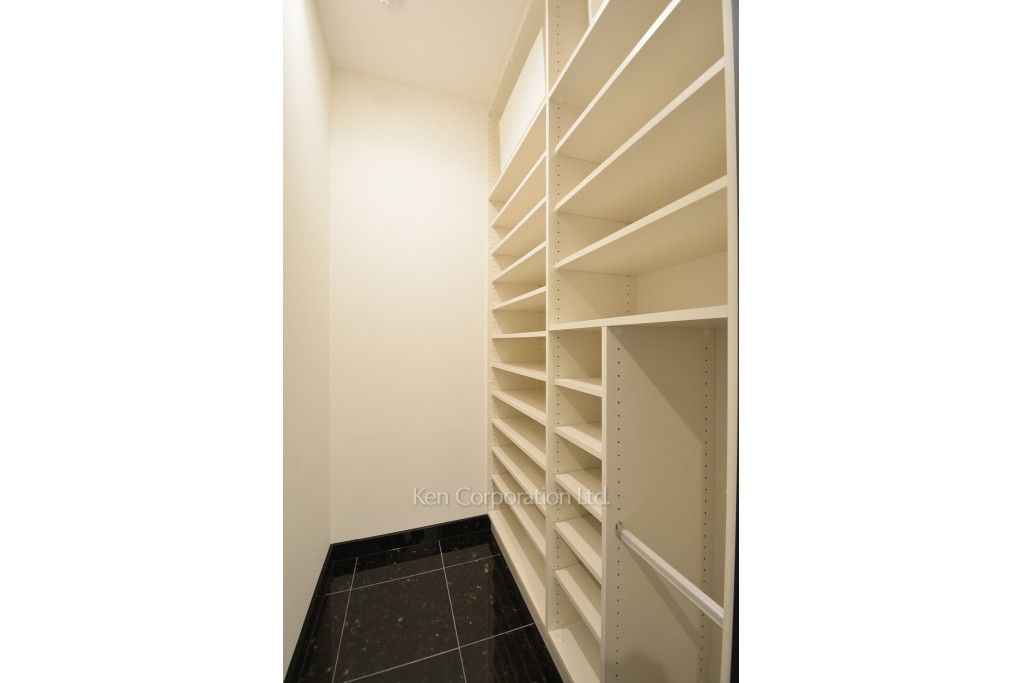 ラ・トゥール新宿ガーデンの写真 シューズインクローゼット ※37階の同じ間取タイプを撮影。仕様が異なることがあります。