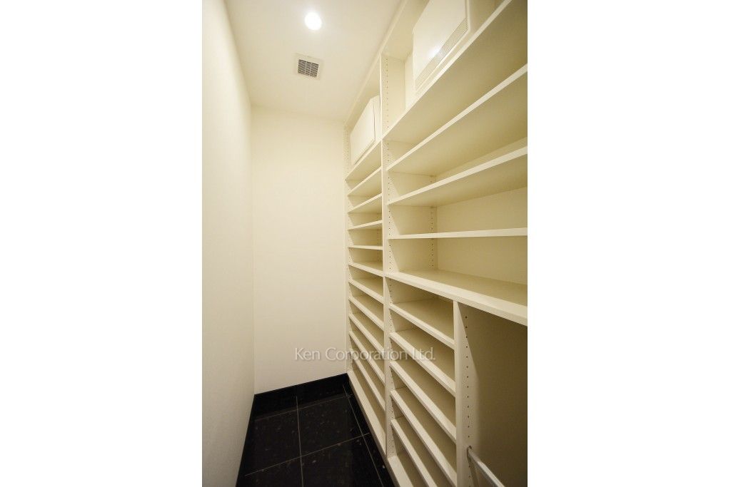 ラ・トゥール新宿ガーデンの写真 シューズインクローゼット