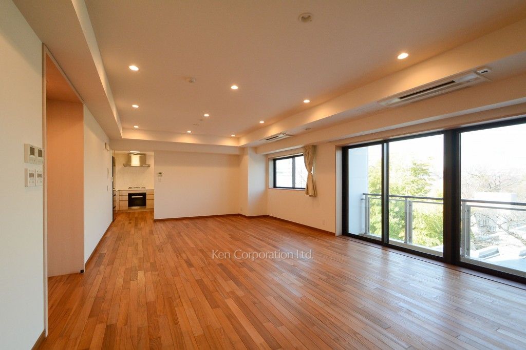 キングホームズ青山の写真 リビングダイニング