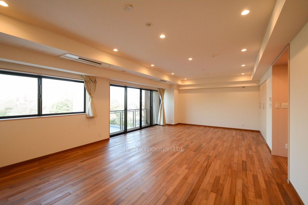 キングホームズ青山の写真 リビングダイニング