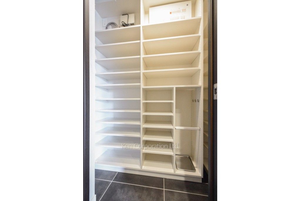 六本木グランドタワーレジデンスの写真 シューズインクローゼット ※18階の同じ間取タイプを撮影。仕様が異なることがあります。