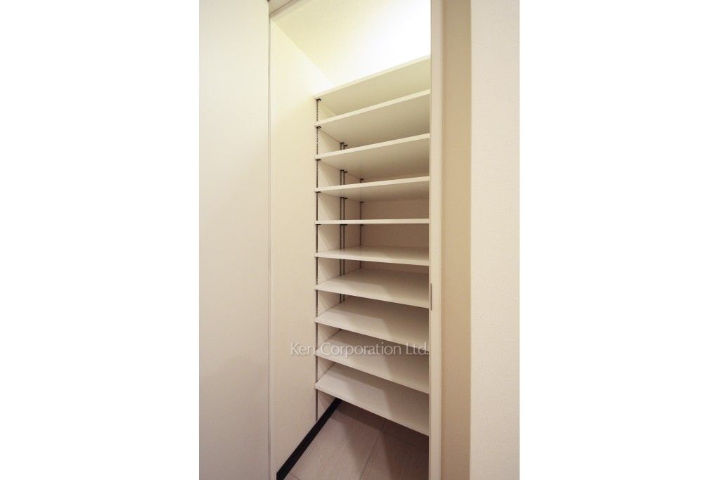 グランパレス東京八重洲アベニューの写真 シューズインクローゼット ※9階の同じ間取タイプを撮影。仕様が異なることがあります。