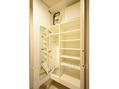 ウェンブリー表参道の写真 シューズクローゼット※12階の同じ間取りタイプを撮影。仕様が異なることがあります。