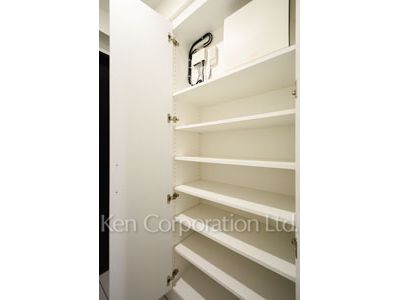 ウェンブリー表参道の写真 シューズクローゼット※11階の同じ間取りタイプを撮影。仕様が異なることがあります。