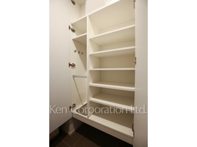 ザ・パークハビオ目黒の写真 シューズクローゼット※6階の同じ間取タイプを撮影。仕様が異なることがあります。