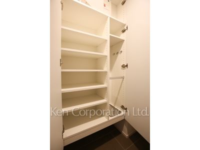 ザ・パークハビオ目黒の写真 シューズクローゼット※11階の同じ間取タイプを撮影。仕様が異なることがあります。