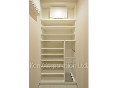 目黒第一マンションズの写真 シューズインクローゼット ※12階の同じ間取タイプを撮影。仕様が異なることがあります。