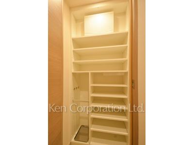 目黒第一マンションズの写真 シューズクローゼット ※12階の同じ間取タイプを撮影。仕様が異なることがあります。