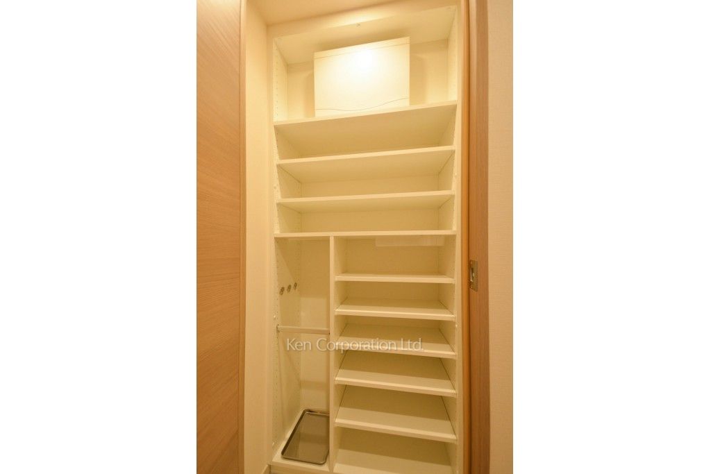 目黒第一マンションズの写真 シューズクローゼット ※12階の同じ間取タイプを撮影。仕様が異なることがあります。