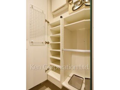 バウスステージ広尾の写真 シューズクローゼット ※2階の同じ間取タイプを撮影。仕様が異なることがあります。