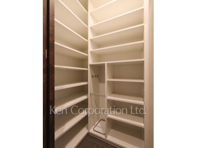 ザ・パークハビオ恵比寿プレイスの写真 シューズインクローゼット ※10階の同じ間取タイプを撮影。仕様が異なることがあります。