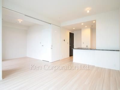 大崎ガーデンレジデンスの写真 居室（LDなど） ※22階の同じ間取タイプを撮影。仕様が異なることがあります。