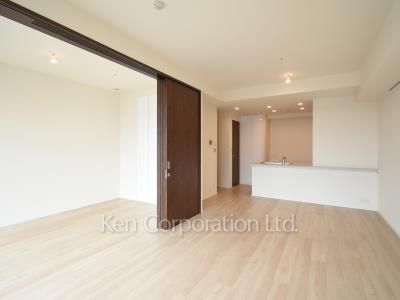 大崎ガーデンレジデンスの写真 居室（LDなど） ※12階の同じ間取タイプを撮影。仕様が異なることがあります。