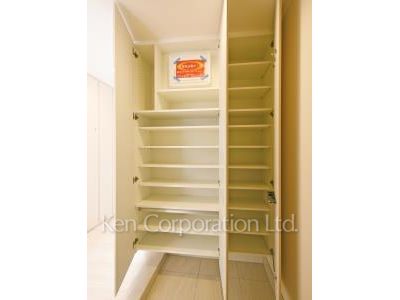 プライムガーデン西麻布の写真 シューズクローゼット ※5階の同じ間取タイプを撮影。仕様が異なることがあります。