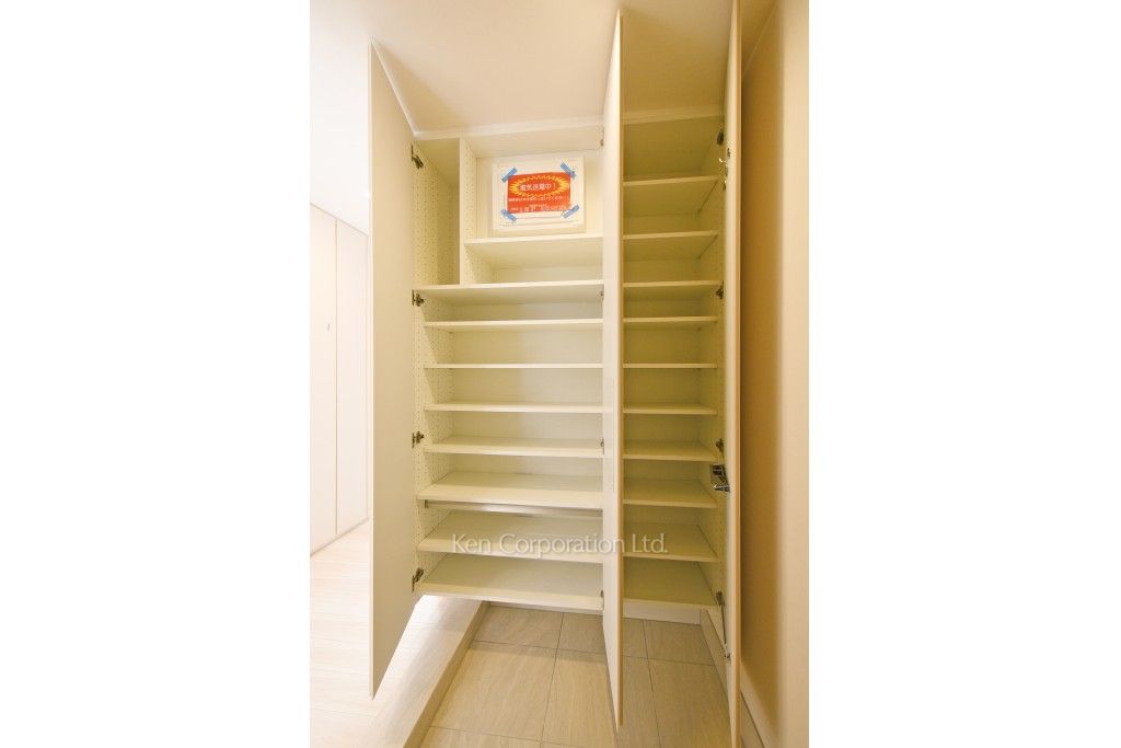 プライムガーデン西麻布の写真 シューズクローゼット ※5階の同じ間取タイプを撮影。仕様が異なることがあります。