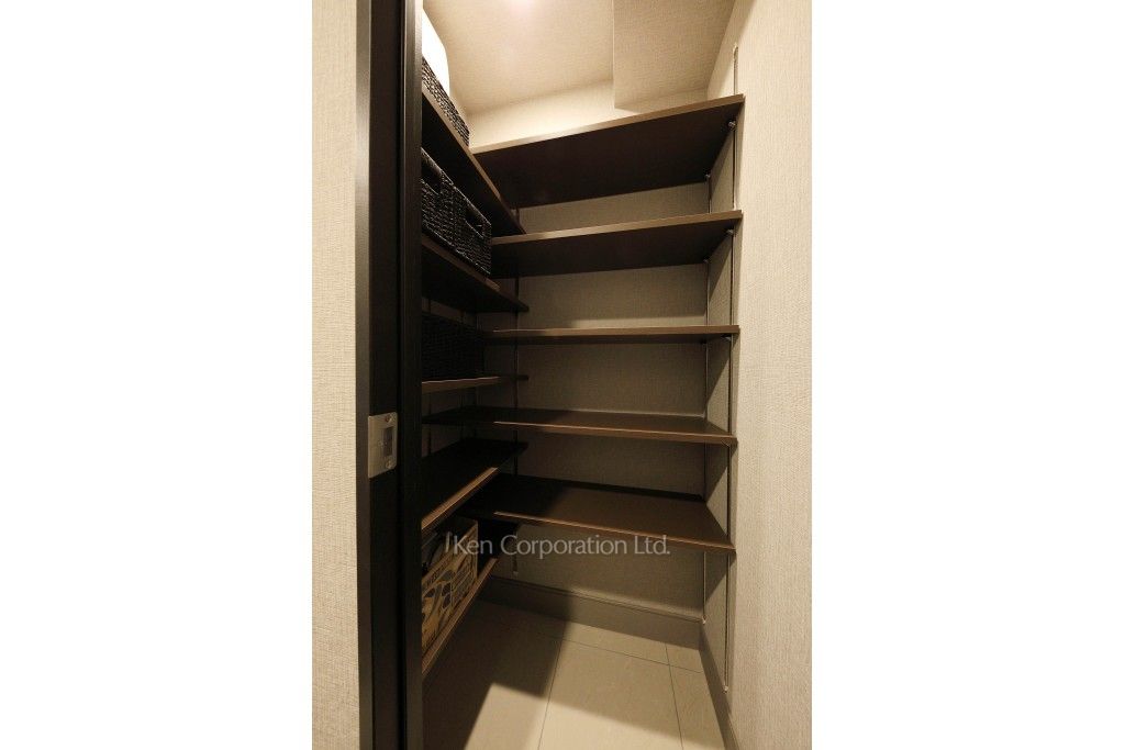 ジオイド三番町の写真 シューズインクローゼット　※MODEL ROOM ※10階の同じ間取タイプを撮影。仕様が異なることがあります。