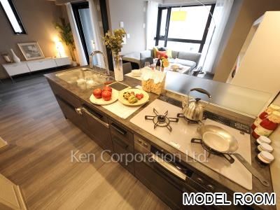 キッチン　※MODEL ROOM ※10階の同じ間取タイプを撮影。仕様が異なることがあります。