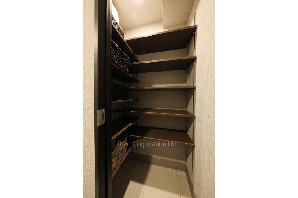 ジオイド三番町の写真 シューズインクローゼット　※MODEL ROOM ※10階の同じ間取タイプを撮影。仕様が異なることがあります。