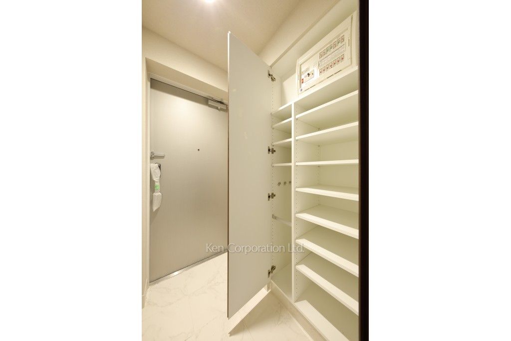 LIBRGRANT西新宿の写真 シューズクローゼット ※9階の同じ間取タイプを撮影。仕様が異なることがあります。