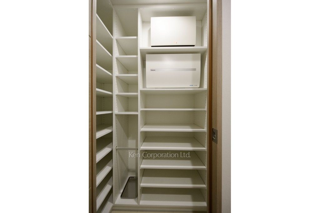 Dマークス西新宿タワーの写真 シューズインクローゼット ※22階の同じ間取タイプを撮影。仕様が異なることがあります。