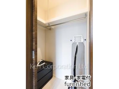 ウォークインクローゼット　　※家具家電付 ※24階の同じ間取タイプを撮影。仕様が異なることがあります。