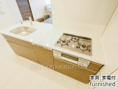 キッチン　※家具家電付 ※24階の同じ間取タイプを撮影。仕様が異なることがあります。