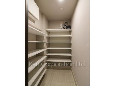 東京ポートシティ竹芝 レジデンスタワーの写真 シューズインクローゼット ※18階の同じ間取タイプを撮影。仕様が異なることがあります。