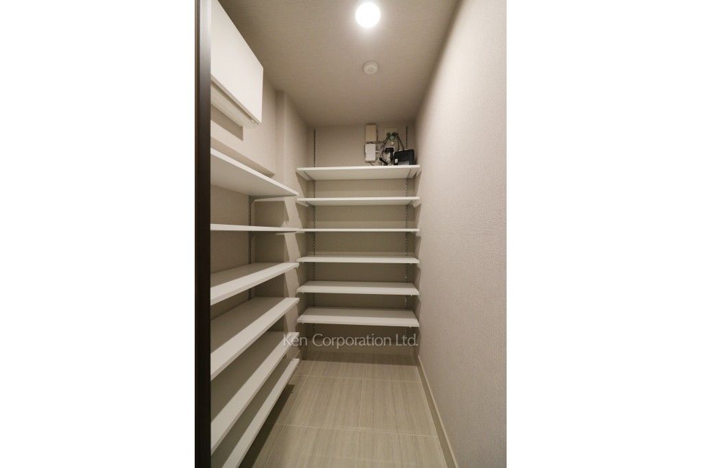 東京ポートシティ竹芝 レジデンスタワーの写真 シューズインクローゼット ※18階の同じ間取タイプを撮影。仕様が異なることがあります。