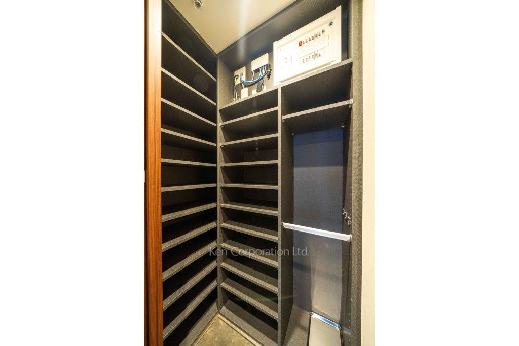 クラス青山の写真 シューズインクローゼット ※14階の同じ間取タイプを撮影。仕様が異なることがあります。