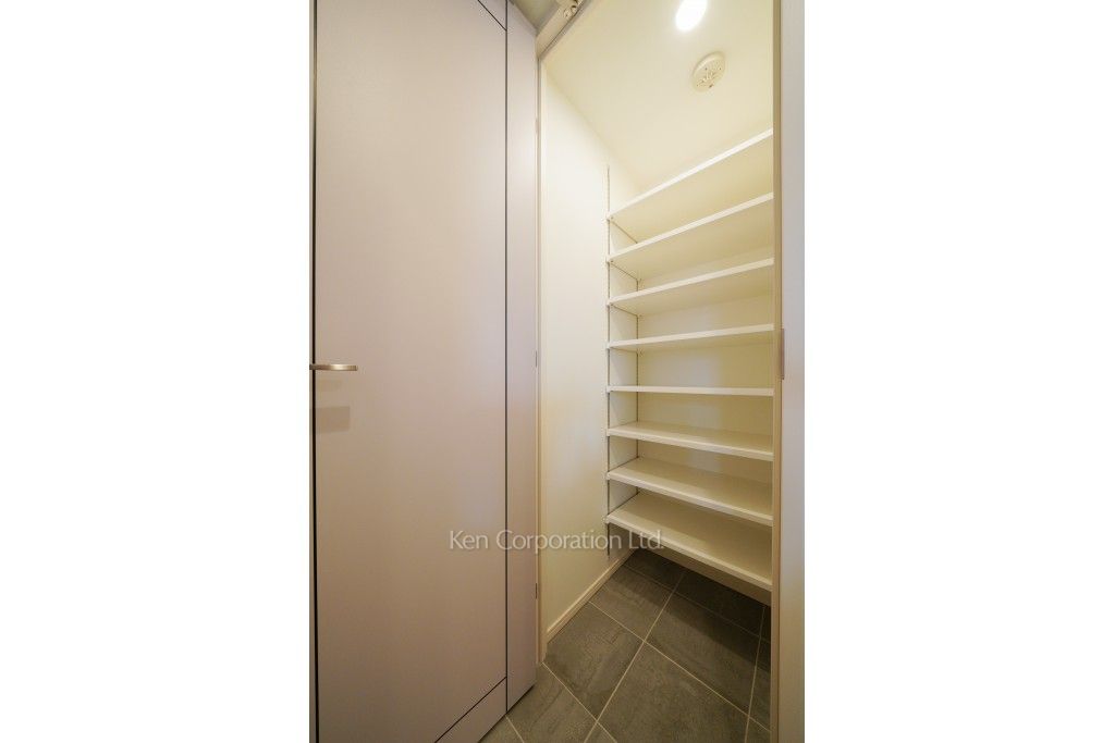 ザ・パークハビオ神泉の写真 シューズインクローゼット ※5階の同じ間取タイプを撮影。仕様が異なることがあります。