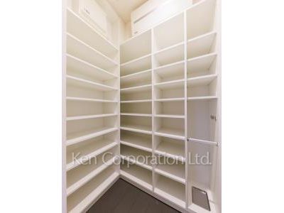 虎ノ門ヒルズ レジデンシャルタワーの写真 シューズインクローゼット