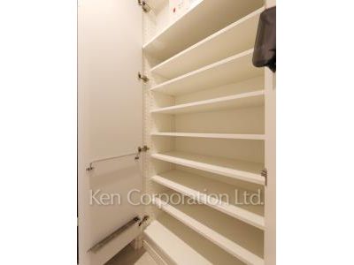 パークヴィラ恵比寿の写真 シューズクローゼット ※13階の同じ間取タイプを撮影。仕様が異なることがあります。