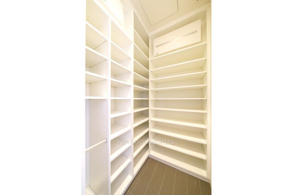 虎ノ門ヒルズ レジデンシャルタワーの写真 シューズインクローゼット