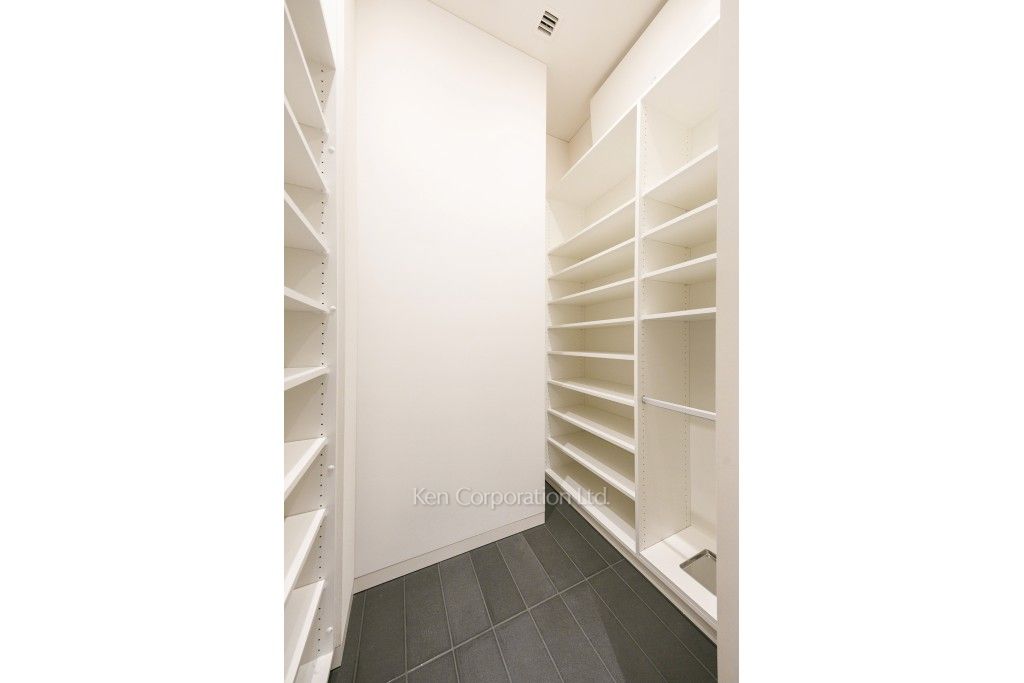 虎ノ門ヒルズ レジデンシャルタワーの写真 シューズインクローゼット