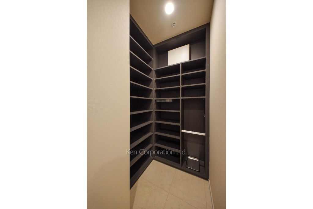 白金ザ・スカイの写真 シューズインクローゼット ※41階の同じ間取タイプを撮影。仕様が異なることがあります。