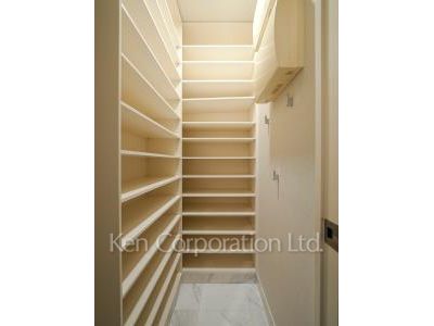 THE CENTER TOKYOの写真 シューズインクローゼット