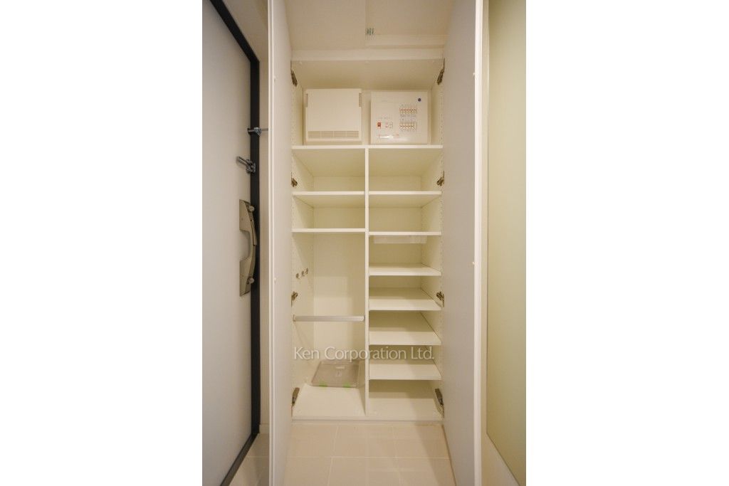 コンフォリア東新宿の写真 シューズクローゼット ※3階の同じ間取タイプを撮影。仕様が異なることがあります。