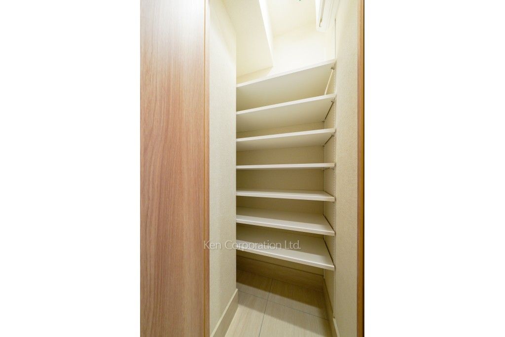 市谷台町坂フロントの写真 シューズインクローゼット ※3階の同じ間取タイプを撮影。仕様が異なることがあります。