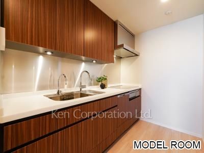 ラ・トゥール新宿ファーストの写真 キッチン　※MODEL ROOM ※29階の同じ間取タイプを撮影。仕様が異なることがあります。