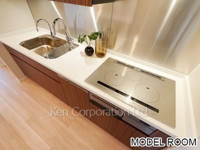 ラ・トゥール新宿ファーストの写真 キッチン　※MODEL ROOM ※29階の同じ間取タイプを撮影。仕様が異なることがあります。