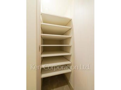 市谷台町坂フロントの写真 シューズインクローゼット ※2階の同じ間取タイプを撮影。仕様が異なることがあります。