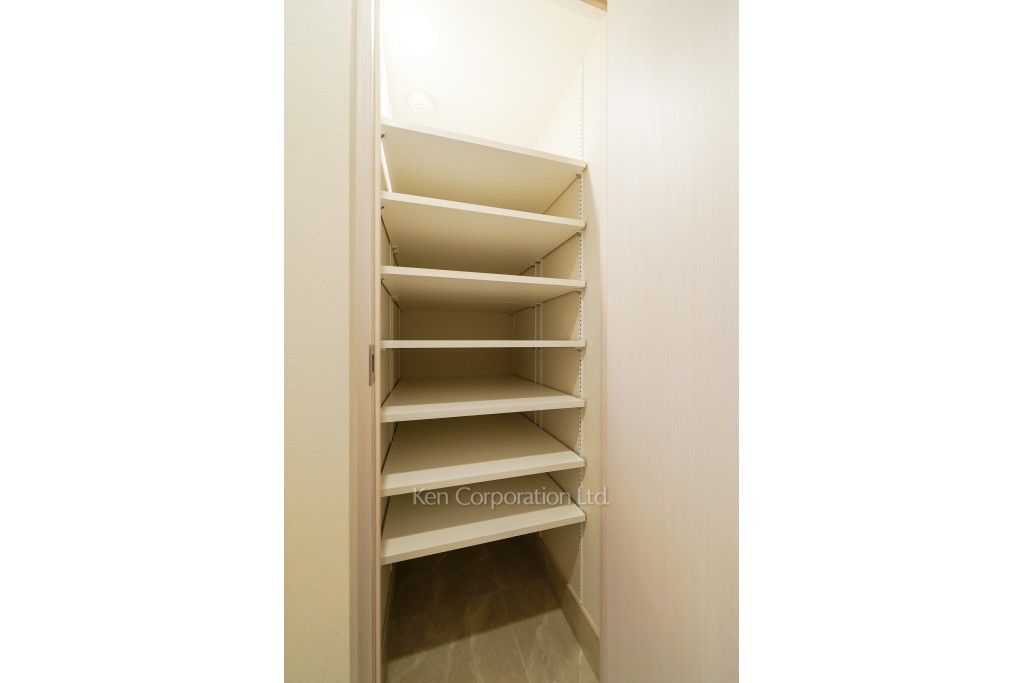 市谷台町坂フロントの写真 シューズインクローゼット ※2階の同じ間取タイプを撮影。仕様が異なることがあります。