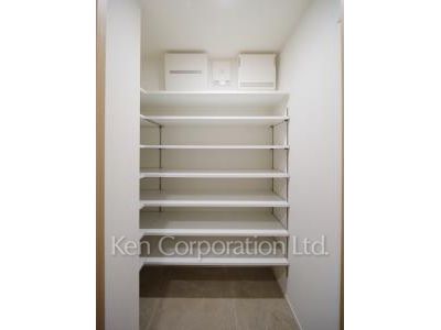 リビオレジデンス西麻布の写真 シューズインクローゼット ※21階の同じ間取タイプを撮影。仕様が異なることがあります。